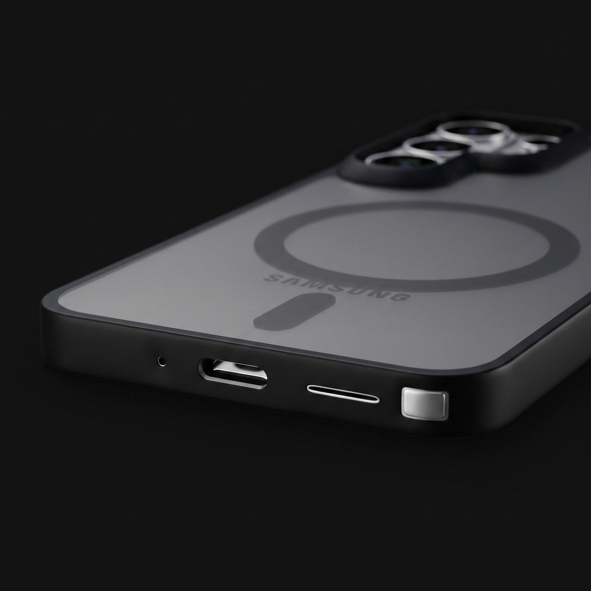 Detalhe dos acessos inferiores alinhados da Case Carbon DIFFY para Galaxy S26 Ultra.