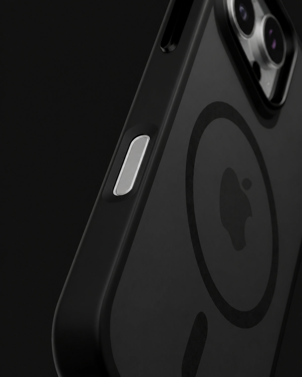 Detalhe do botão metálico e da resposta tátil da Case Carbon DIFFY para iPhone.
